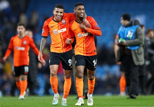 MANCHESTER, ENGLAND - NOVEMBER 26: Dodo and Tete of Shakhtar Donetsk celebrate at full-time after the UEFA Champions League group C match between Manchester City and Shakhtar Donetsk at Etihad Stadium on November 26, 2019 in Manchester, United Kingdom. (Photo by Michael Steele/Getty Images) VN – Troppo alta la valutazione per Dodò. ACF si guarda intorno- immagine 2