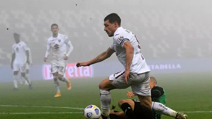 REGGIO NELL'EMILIA, ITALY - OCTOBER 23: Andrea Belotti of Torino FC in action during the Serie A match between US Sassuolo and Torino FC at Mapei Stadium - Città del Tricolore on October 23, 2020 in Reggio nell'Emilia, Italy. (Photo by Alessandro Sabattini/Getty Images)