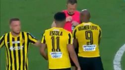 Kazakistan, Vagner Love che combini? L’arbitro prima lo ammonisce e poi cambia idea…