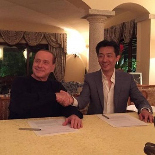 Berlusconi e Bee Taechaubol (fonte foto: instagram.com) Berlusconi e Bee Taechaubol (fonte foto: instagram.com)