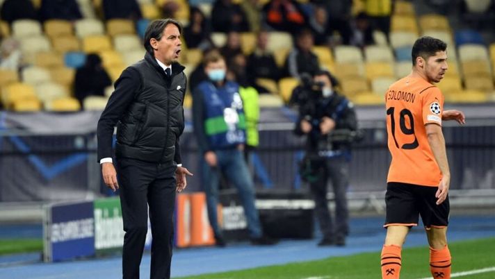 Inter Milan's Italian head coach Simone Inzaghi reacts during the UEFA Champions League football match between Shakhtar Donetsk and Inter Milan at the Olympic Stadium in Kiev on September 28, 2021. (Photo by Sergei SUPINSKY / AFP) (Photo by SERGEI SUPINSKY/AFP via Getty Images) Inzaghi: “Grande sacrificio per Lautaro e Dzeko. Correa e Sanchez arrivano da problemi” - immagine 1