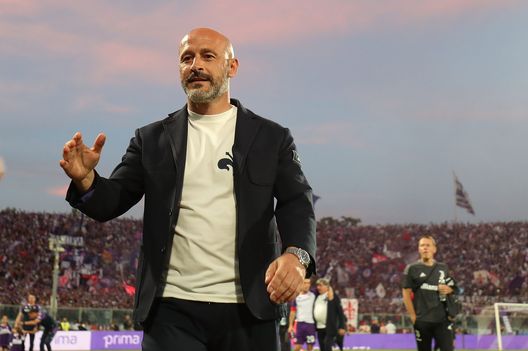 FLORENCE, ITALY - MAY 21: Vincenzo Italiano manager of ACF Fiorentina looks on during the Serie A match between ACF Fiorentina and Juventus at Stadio Artemio Franchi on May 21, 2022 in Florence, Italy. (Photo by Gabriele Maltinti/Getty Images) Sandrelli: “Non capisco la politica di mercato di ACF. Prestiti e svincolati…”- immagine 2