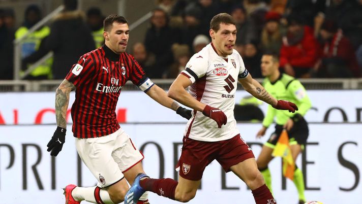 MILAN, ITALY - JANUARY 28:  Andrea Belotti (R) of Torino is challenged by Alessio Romagnoli (L) of AC Milan during the Coppa Italia Quarter Final match between AC Milan and Torino at San Siro on January 28, 2020 in Milan, Italy.  (Photo by Marco Luzzani/Getty Images) 