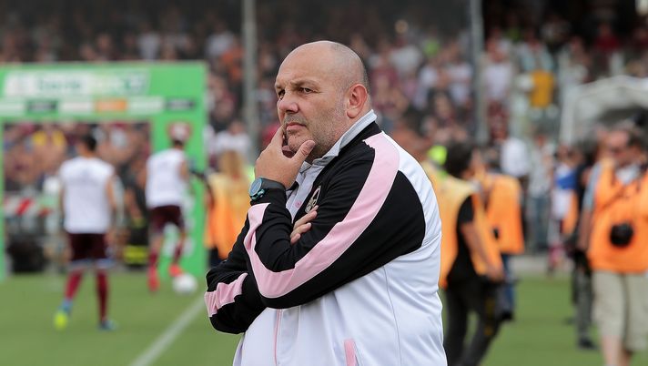 SALERNO, ITALY - AUGUST 25: Coach of US Citta di Palermo Bruno Tedino gestures during the Serie B match between US Salernitana and US Citta di Palermo on August 25, 2018 in Salerno, Italy.  (Photo by Francesco Pecoraro/Getty Images) 