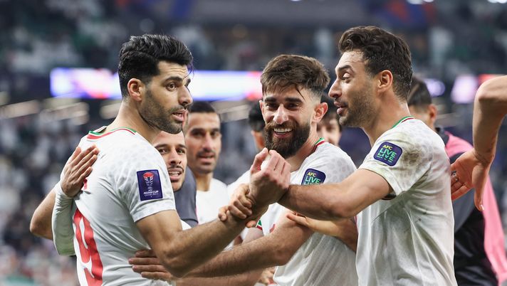 AL RAYYAN, QATAR - JANUARY 23: Mehdi Taremi of Iran celebrates scoring his team's second goal with Sardar Azmoun and Mehdi Ghayedi during the AFC Asian Cup Group C match between Iran and United Arab Emirates at Education City Stadium on January 23, 2024 in Al Rayyan, Qatar. (Photo by Lintao Zhang/Getty Images) L’Inter vicina a Taremi. Tutte le volte che l’iraniano ha sfiorato la Serie A - immagine 1