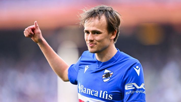 GENOA, ITALY - APRIL 16: Mikkel Damsgaard of Sampdoria reacts during the Serie A match between UC Sampdoria and US Salernitana at Stadio Luigi Ferraris on April 16, 2022 in Genoa, Italy. (Photo by Getty Images) Sampdoria, accordo totale per Damsgaard al Brentford. Ora si attendono le visite - immagine 1