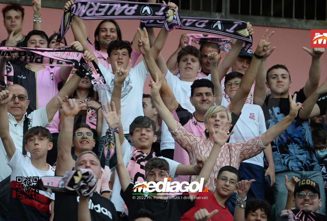 Fototifo, i tifosi allo stadio per Palermo-Feralpisaló 1-0 (gallery) - immagine 90