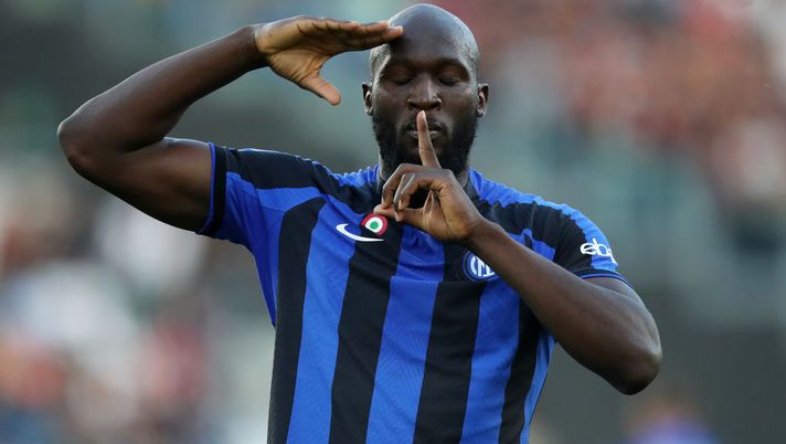 ROME, ITALY - MAY 06: Romelu Lukaku of FC Internazionale celebrates after scoring the team's second goal during the Serie A match between AS Roma and FC Internazionale at Stadio Olimpico on May 06, 2023 in Rome, Italy. (Photo by Paolo Bruno/Getty Images) Gazzetta: “Lo staff di Lukaku lavora per la permanenza all’Inter: ecco il nodo principale” - immagine 1