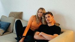 VIDEO/ Pinamonti palleggia di testa con la sua Nicole: la palla non cade mai