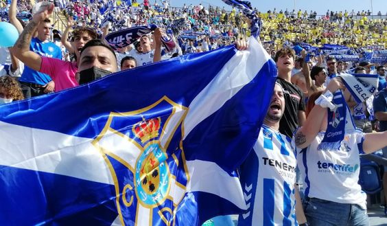 Tifosi del Tenerife nell'ultimo derby (foto Sergio Mendez) Tenerife-Las Palmas, 7 giocatori positivi al Covid prima del derby delle Canarie- immagine 2
