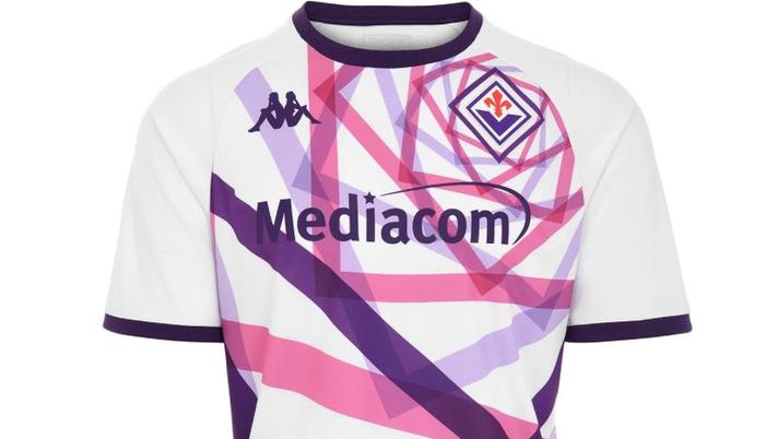 Fiorentina, presentata anche la maglia prepartita: look inedito (Le immagini) - immagine 1