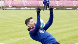 Bayern, Lewandowski imita Maradona: 40 palleggi di fila in allenamento