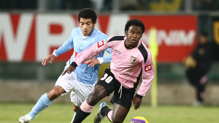 PALERMO, ITALY - NOVEMBER 10:  Fabio Simplicio of Palermo drives past Walter Gargano of Napoli during the Serie A match between Palermo and Napoli at the Stadio Renzo Barbera on November 10, 2007 in Palermo, Italy. (Photo by New Press/Getty Images)  PALERMO, ITALY - NOVEMBER 10:  Fabio Simplicio of Palermo drives past Walter Gargano of Napoli during the Serie A match between Palermo and Napoli at the Stadio Renzo Barbera on November 10, 2007 in Palermo, Italy. (Photo by New Press/Getty Images)