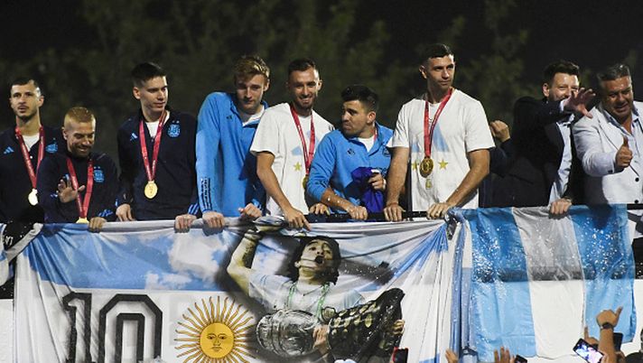BUENOS AIRES, ARGENTINA - DECEMBER 20: German Pezzella, Marcos Acuña and Emiliano Martinez of Argentina celebrate with the fans during the arrival of the Argentina men's national football team after winning the FIFA World Cup Qatar 2022 on December 20, 2022 in Buenos Aires, Argentina. (Photo by Rodrigo Valle/Getty Images) Il satellite “Martinez” pronto a volare nello spazio: folle tributo al portiere argentino - immagine 1