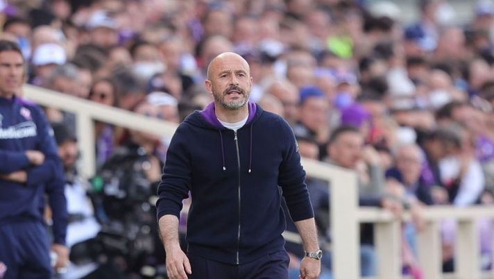 FLORENCE, ITALY - APRIL 16: Vincenzo Italiano manager of ACF Fiorentina looks on during the Serie A match between ACF Fiorentina and Venezia FC at Stadio Artemio Franchi on April 17, 2022 in Florence, Italy. (Photo by Gabriele Maltinti/Getty Images) Italiano: “Contento di Amrabat, Ikoné deve migliorare in un aspetto e poi sarà determinante” - immagine 1