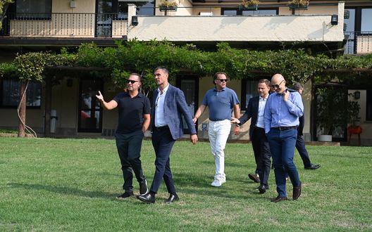 CAIRATE, ITALY - SEPTEMBER 04: Founder & Managing Partner at RedBird Capital Partners Gerry Cardinale speak with Technical Area Director AC Milan Paolo Maldini during the AC Milan training session at Milanello on September 04, 2022 in Cairate, Italy. (Photo by Claudio Villa/AC Milan via Getty Images) CAIRATE, ITALY - SEPTEMBER 04: Founder & Managing Partner at RedBird Capital Partners Gerry Cardinale speak with Technical Area Director AC Milan Paolo Maldini during the AC Milan training session at Milanello on September 04, 2022 in Cairate, Italy. (Photo by Claudio Villa/AC Milan via Getty Images)