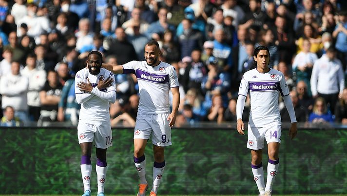 NAPLES, ITALY - APRIL 10: Jonathan Ikone of Fiorentina celebrates with Arthur Cabral after scoring their side's second goal prior to the Serie A match between SSC Napoli and ACF Fiorentina at Stadio Diego Armando Maradona on April 10, 2022 in Naples, Italy. (Photo by Francesco Pecoraro/Getty Images) Fiorentina, un tridente da 57 milioni. Il talento c’è, ma serve uno scatto - immagine 1