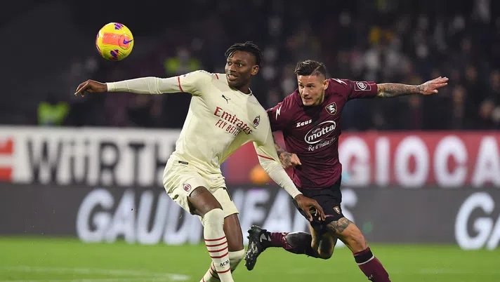 SALERNO, ITALY - FEBRUARY 19: Rafael Leao of AC Milan vies with Pasquale Mazzocchi of US Salernitana during the Serie A match between US Salernitana and AC Milan at Stadio Arechi on February 19, 2022 in Salerno, Italy. (Photo by Francesco Pecoraro/Getty Images)