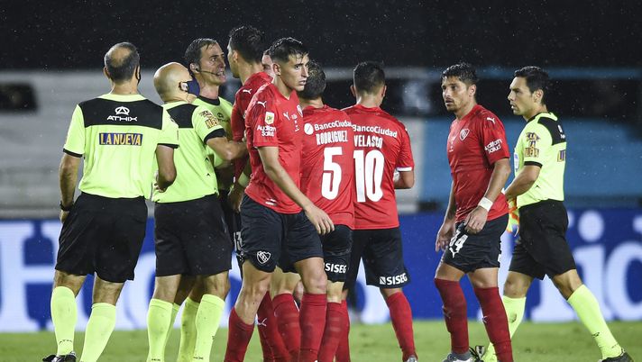 AVELLANEDA, ARGENTINA - APRIL 10: Players of Independiente protest to referee Mauro Vigliano after loses a match between Racing Club and Independiente as part Copa de la Liga Profesional 2021 at Juan Domingo Peron Stadium on April 10, 2021 in Avellaneda, Argentina. (Photo by Marcelo Endelli/Getty Images) AVELLANEDA, ARGENTINA - APRIL 10: Players of Independiente protest to referee Mauro Vigliano after loses a match between Racing Club and Independiente as part Copa de la Liga Profesional 2021 at Juan Domingo Peron Stadium on April 10, 2021 in Avellaneda, Argentina. (Photo by Marcelo Endelli/Getty Images)