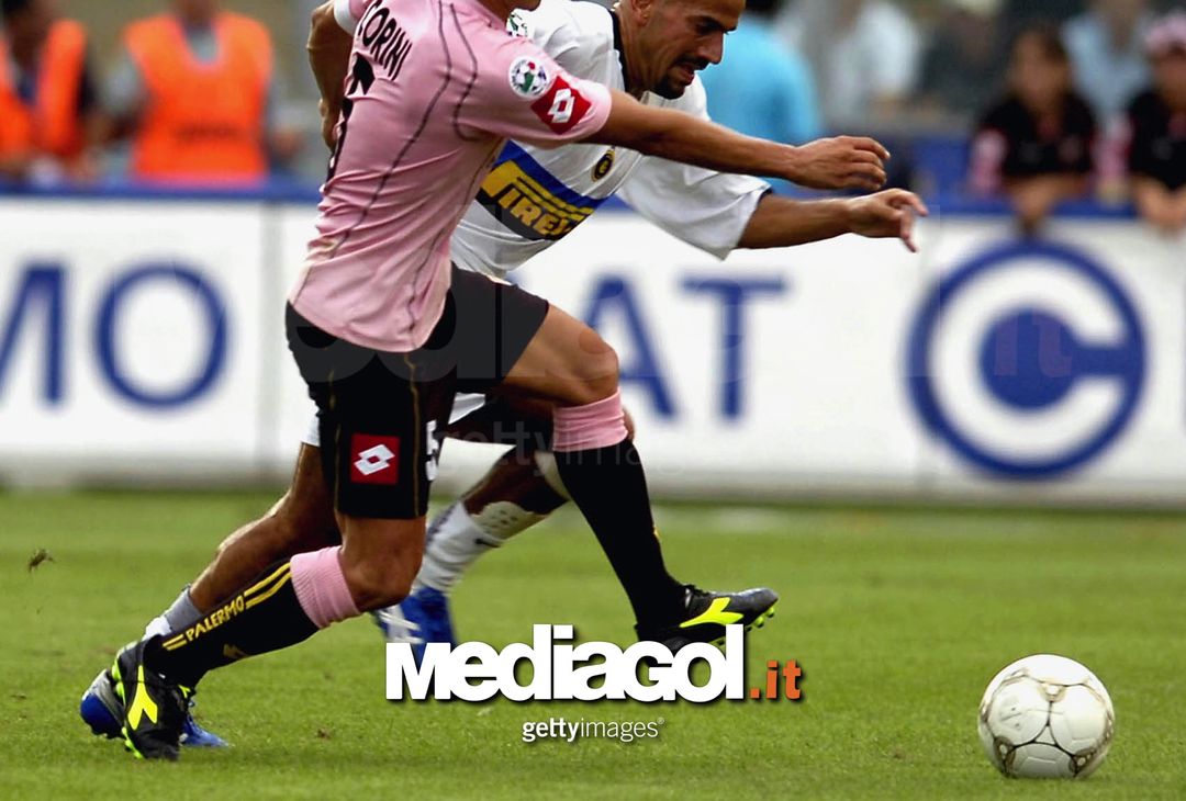  PALERMO, ITALY - SEPTEMBER 10: Palermo's Eugenio Corini competes with Juan Sebastian Veron during the Serie A match between Palermo and Inter Milan at Renzo Barbera, September 10, 2005 in Palermo, Italy. (Photo by New Press/Getty Images) *** Local Caption *** Eugenio Corini;Juan Sebastian Veron 