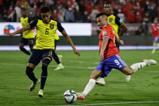 SANTIAGO, CHILE - NOVEMBER 16: Jean Meneses of Chile takes a shot as Byron Castillo of Ecuador defends during a match between Chile and Ecuador as part of FIFA World Cup Qatar 2022 Qualifiers at San Carlos de Apoquindo Stadium on November 16, 2021 in Santiago, Chile. (Photo by Alberto Valdes - Pool/Getty Images) Byron Castillo farà causa alla Federcalcio cilena. L’avvocato: “Danni morali e materiali- immagine 1