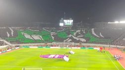 La curva del Raja fa impazzire lo Youtuber: 4 coreografie sincronizzate al derby di Casablanca