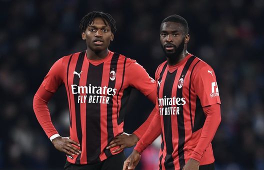 Rafael Leao e Fikayo Tomori (calciatori AC Milan) durante Napoli-Milan 0-1 (Serie A 2021-2022) | News (Getty Images) Leao Tomori AC Milan Napoli-Milan 0-1 Serie A 2021-2022