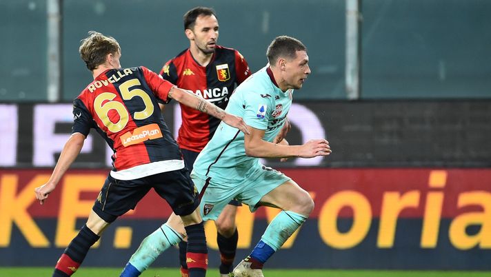 GENOA, ITALY - NOVEMBER 4: Andrea Belotti of Torino FC with Nicolò Rovella and Milan Badelj of Genoa CFC during the Serie A match between Genoa CFC and Torino FC at Stadio Luigi Ferraris on November 4, 2020 in Genoa, Italy. (Photo by Paolo Rattini/Getty Images) 