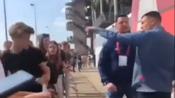 VIDEO Insulti razzisti, Berghuis tira un pugno al tifoso