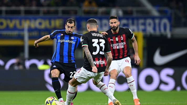 MILAN, ITALY - FEBRUARY 05: Henrikh Mkhitaryan of FC Internazionale, in action, battles for possession with Rade Krunic of AC Milan during the Serie A match between FC Internazionale and AC MIlan at Stadio Giuseppe Meazza on February 05, 2023 in Milan, Italy. (Photo by Mattia Ozbot - Inter/Inter via Getty Images) UFFICIALE Milan-Inter: Euroderby trasmesso in chiaro. Ecco dove vederlo - immagine 1
