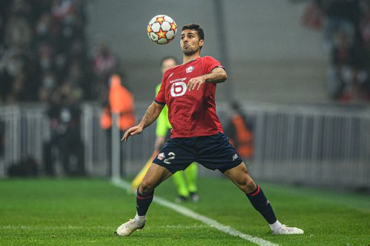 LILLE, FRANCE - NOVEMBER 23: Zeki Celik of Lille stops the ball during the UEFA Champions League group G match between Lille OSC and RB Salzburg at Stade Pierre-Mauroy on November 23, 2021 in Lille, France. (Photo by Lukas Schulze/Getty Images) Veretout, che crollo: da grande acquisto a pedina di scambio per un terzino- immagine 2