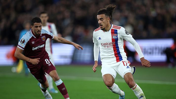 LONDON, ENGLAND - APRIL 07: Malo Gusto of Olympique Lyonnais runs with the ball whilst under pressure from Pablo Fornals of West Ham United during the UEFA Europa League Quarter Final Leg One match between West Ham United and Olympique Lyon at Olympic Stadium on April 07, 2022 in London, England. (Photo by Eddie Keogh/Getty Images) MERCATO LIONE