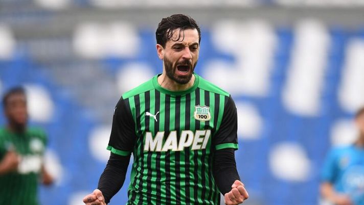 REGGIO NELL'EMILIA, ITALY - FEBRUARY 06: Francesco Caputo of US Sassuolo celebrates after scoring the opening goal during the Serie A match between US Sassuolo and Spezia Calcio at Mapei Stadium - Città del Tricolore on February 06, 2021 in Reggio nell'Emilia, Italy. (Photo by Alessandro Sabattini/Getty Images) Caputo e l’infortunio: “Il peggio ora è passato, sto bene e mi alleno. Il sogno Europeo c’è” - immagine 1