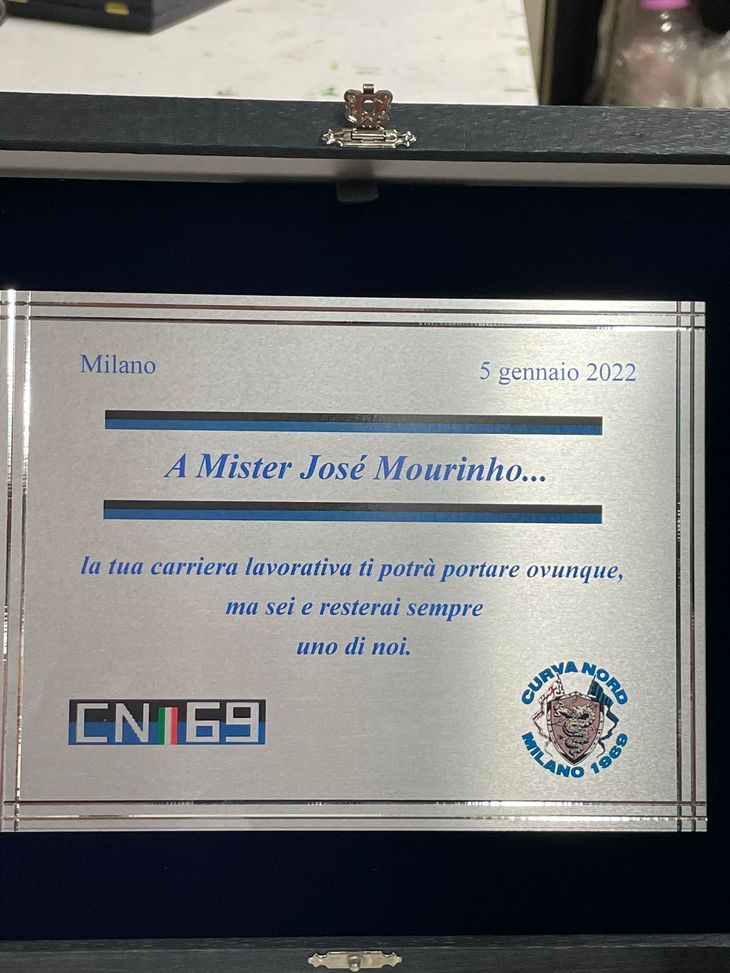 Mourinho a Milano, la Nord gli regala una targa: “Sei e resterai uno di noi”- immagine 2