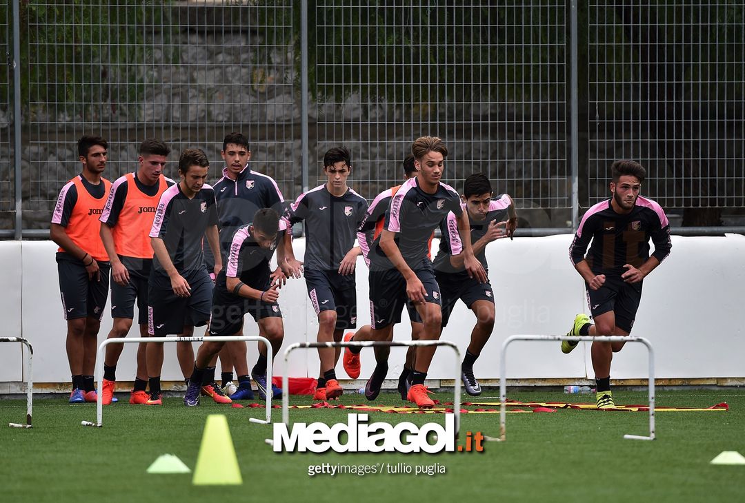  PALERMO, ITALY - NOVEMBER 16:  Players of US Citta' di Palermo juvenile team in action during a training session at Pietro Pisani sport sport center on November 16, 2016 in Palermo, Italy.  (Photo by Tullio M. Puglia/Getty Images) 