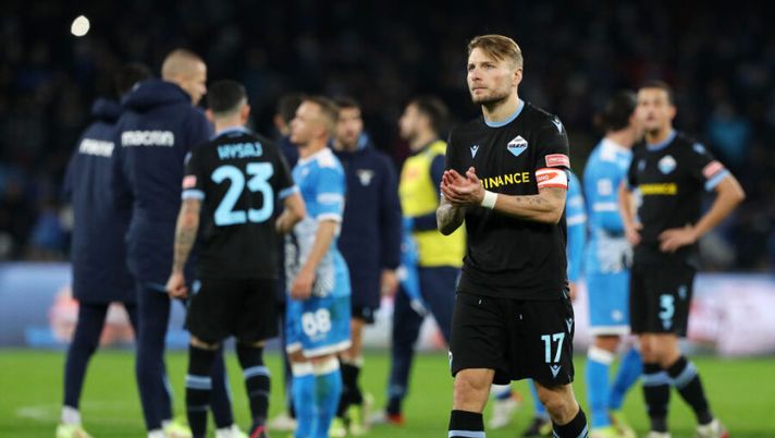 NAPLES, ITALY - NOVEMBER 28: Ciro Immobile of SS Lazio applauds the fans after the Serie A match between SSC Napoli and SS Lazio at Stadio Diego Armando Maradona on November 28, 2021 in Naples, Italy. (Photo by Francesco Pecoraro/Getty Images) Immobile: “Chiedo scusa ai nostri tifosi, un prestazione così non è accettabile” - immagine 1