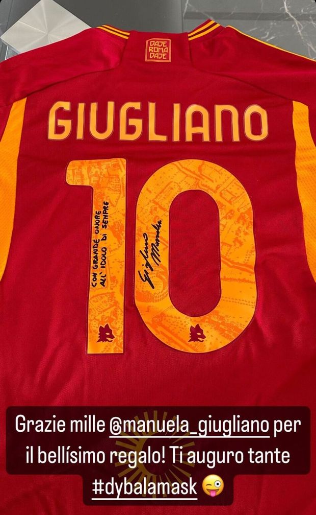 Roma, Giugliano regala la maglia a Dybala: “Idolo”. La Joya risponde sui social- immagine 2