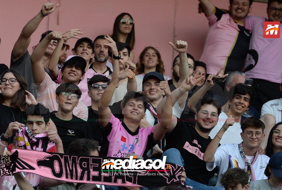 Fototifo, i tifosi allo stadio per Palermo-Feralpisaló 1-0 (gallery) - immagine 123