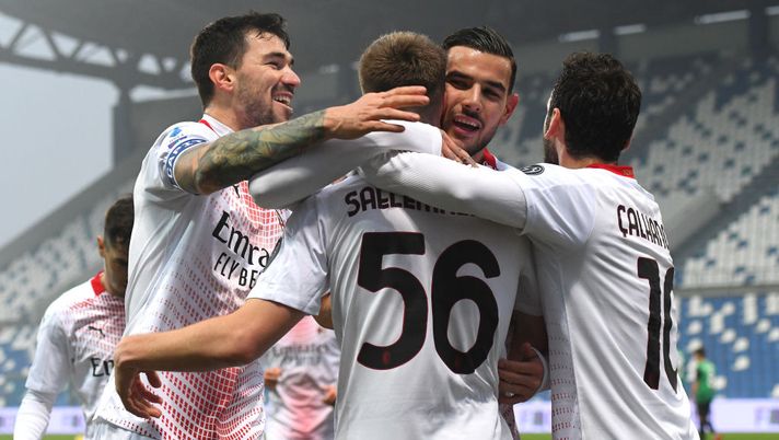 REGGIO NELL'EMILIA, ITALY - DECEMBER 20: Alexis Saelemaekers of AC Milan celebrates with(l-r) Alessio Romagnoli , Theo Hernandez and Hakan Calhanoglu after scoring their team's second goal during the Serie A match between US Sassuolo and AC Milan at Mapei Stadium - Citta del Tricolore on December 20, 2020 in Reggio nell'Emilia, Italy. Sporting stadiums around Italy remain under strict restrictions due to the Coronavirus Pandemic as Government social distancing laws prohibit fans inside venues resulting in games being played behind closed doors. (Photo by Alessandro Sabattini/Getty Images) FLASH – Sky: “Calhanoglu e Theo non si sono allenati: in dubbio per il Cagliari” - immagine 1