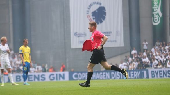 Derby di Copenaghen con i tifosi ospiti: 8 arresti, l’arbitro rimuove un sedile dal campo- immagine 3