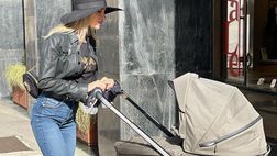 Agustina si gode il sole di Milano: lady Lautaro a spasso con la piccola Nina