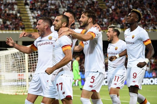 La Roma festeggia dopo un gol segnato. ESCLUSIVA | Lodetti: “Milan e giovani a due strade. Su romane e Juve…”- immagine 2