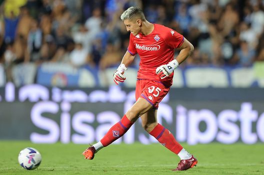 EMPOLI, ITALY - AUGUST 21: Pierluigi Gollini goalkeeper of ACF Fiorentina in action during the Serie A match between Empoli FC and ACF Fiorentina at Stadio Carlo Castellani on August 21, 2022 in Empoli, . (Photo by Gabriele Maltinti/Getty Images) Media dei ‘media’: conduce Terracciano, solo 8 oltre il 6. Tutti i voti della stagione- immagine 4