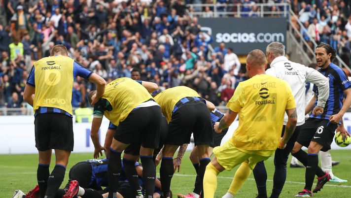 MILAN, ITALY - APRIL 30: Robin Gosens of FC Internazionale goes down with an injury as teammates celebrate with him after scoring the team's second goal during the Serie A match between FC Internazionale and SS Lazio at Stadio Giuseppe Meazza on April 30, 2023 in Milan, Italy. (Photo by Marco Luzzani/Getty Images) Inter-Lazio 3-1, i nerazzurri vincono e avvicinano il Napoli al terzo scudetto - immagine 1