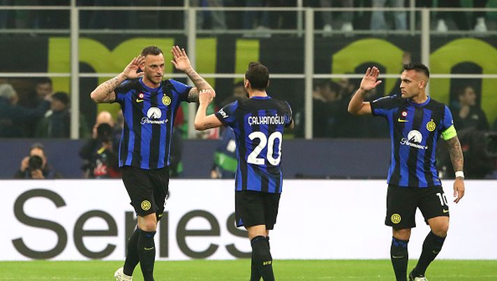 MILAN, ITALY - FEBRUARY 20: Marko Arnautovic of FC Internazionale celebrates with Hakan Calhanoglu of FC Internazionale after scoring his team's first goal during the UEFA Champions League 2023/24 round of 16 first leg match between FC Internazionale and Atletico Madrid at Stadio Giuseppe Meazza on February 20, 2024 in Milan, Italy. (Photo by Marco Luzzani/Getty Images) Buono ma poco - immagine 1