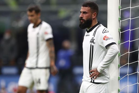 MILAN, ITALY - DECEMBER 01: Daniele Verde of Spezia Calcio shows his dejection during the Serie A match between FC Internazionale v Spezia Calcio at Stadio Giuseppe Meazza on December 01, 2021 in Milan, Italy. (Photo by Marco Luzzani/Getty Images) Verde: “Quando ho visto Ronaldo mi sono emozionato fino alle lacrime” - immagine 1
