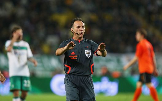 ISTANBUL, TURKEY - MAY 20: Referee Luis Medina Cantalejo gestures during the UEFA Cup Final between Shakhtar Donetsk and Werder Bremen at the Sukru Saracoglu Stadium on May 20, 2009 in Istanbul, Turkey. (Photo by Martin Rose/Bongarts/Getty Images) Spagna, stretta della commissione tecnica arbitrale: no a perdite di tempo e VAR solo in caso di grave errore - immagine 1
