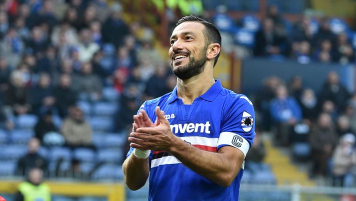 Fabio Quagliarella esulta con la maglia della Sampdoria 