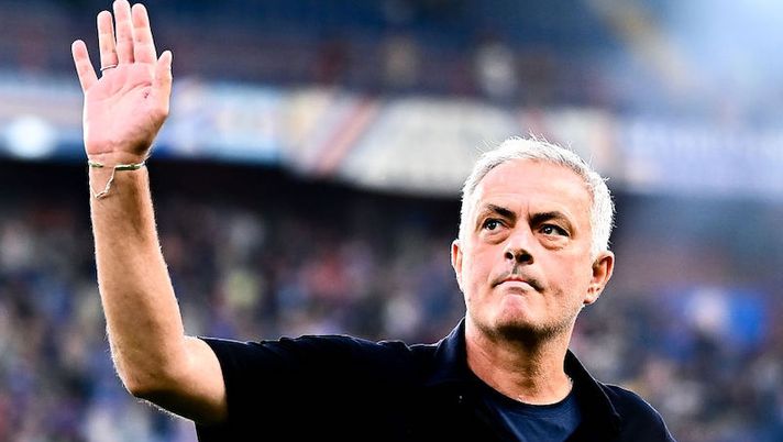 GENOA, ITALY - OCTOBER 17: José Mourinho head coach of Roma greets the crowd prior to kick-off in the Serie A match between UC Sampdoria and AS Roma at Stadio Luigi Ferraris on October 17, 2022 in Genoa, Italy. (Photo by Simone Arveda/Getty Images) Roma, la Gazzetta: “La decisione di Friedkin su Mourinho e il suo contratto” - immagine 1