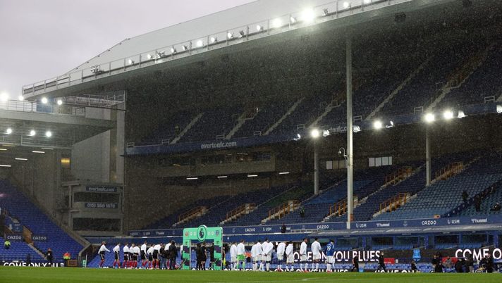LIVERPOOL, ENGLAND - MAY 16: A general view inside the stadium as both teams and officials line up prior to the Premier League match between Everton and Sheffield United at Goodison Park on May 16, 2021 in Liverpool, England. Sporting stadiums around the UK remain under strict restrictions due to the Coronavirus Pandemic as Government social distancing laws prohibit fans inside venues resulting in games being played behind closed doors. (Photo by Alex Pantling/Getty Images) LIVERPOOL, ENGLAND - MAY 16: A general view inside the stadium as both teams and officials line up prior to the Premier League match between Everton and Sheffield United at Goodison Park on May 16, 2021 in Liverpool, England. Sporting stadiums around the UK remain under strict restrictions due to the Coronavirus Pandemic as Government social distancing laws prohibit fans inside venues resulting in games being played behind closed doors. (Photo by Alex Pantling/Getty Images)